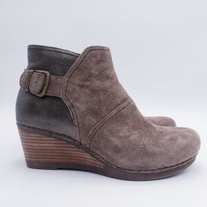 Dansko Shirley Wedge Ankle Bootie In Taupe Nubuck Leather Size 39 US 8.5